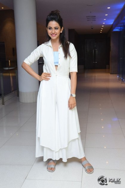 Rakul-Preet-Singh-at-Sarrainodu-Movie-Success-Meet